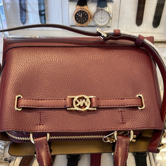 Michael Kors Reed Small Satchel Crossbody Center Zip Bag
Color: OXBLOOD 
NWT - Picture 10 of 16
